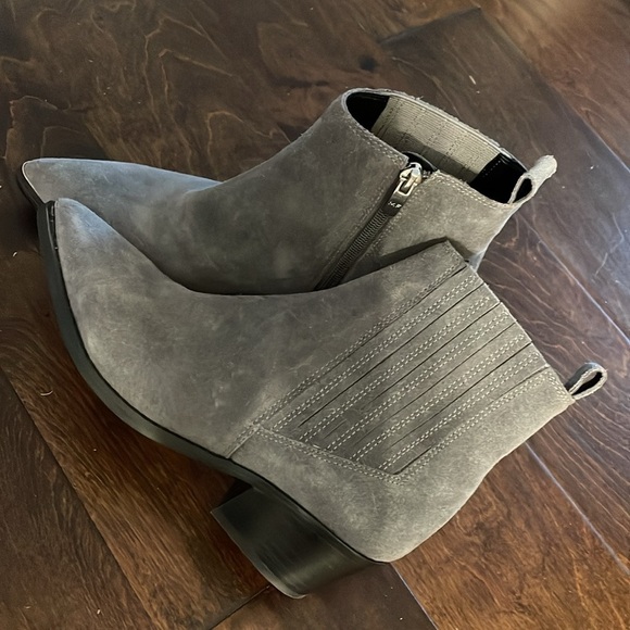 Marc Fisher Ankle Boots Size 7 Gray Suede Pointed Toe Chunky Heel Decor Toe Tips - Picture 4 of 13